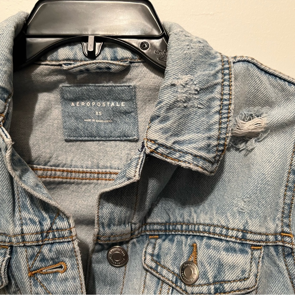 Distressed Jean Jacket 💙 - Picture 3 of 3